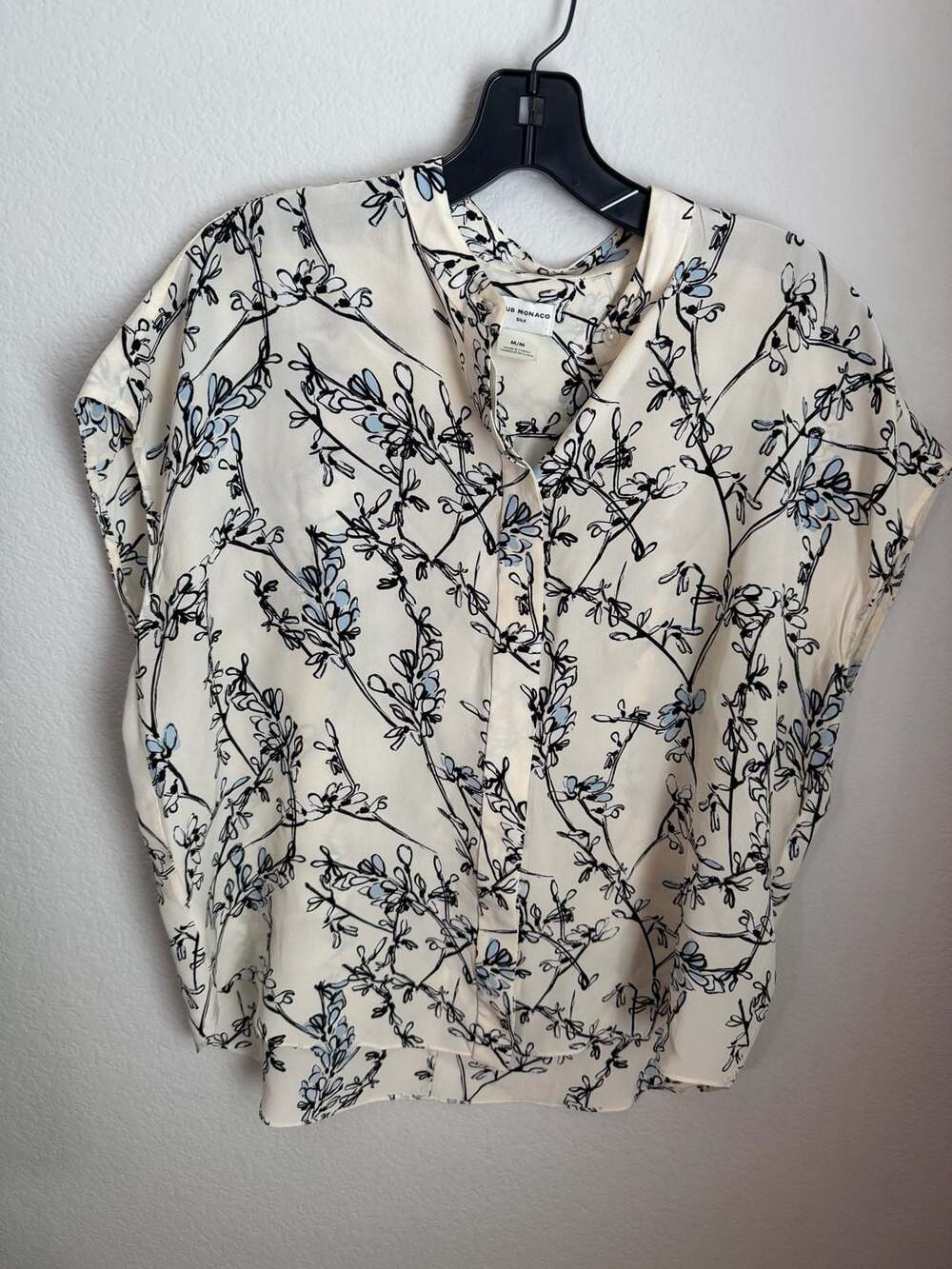 Club Monaco Silk Blouse Size M Floral Print Cream Blue Short Sleeve
